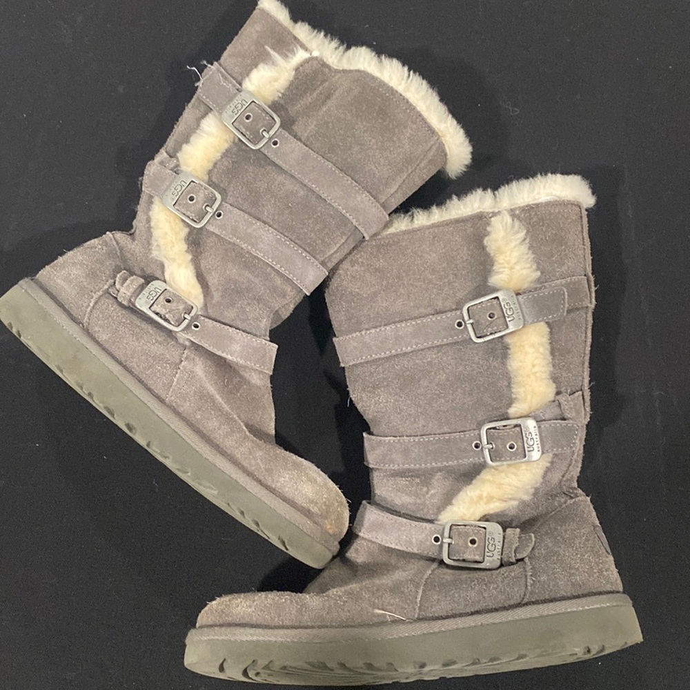 UGG KLEA size 4